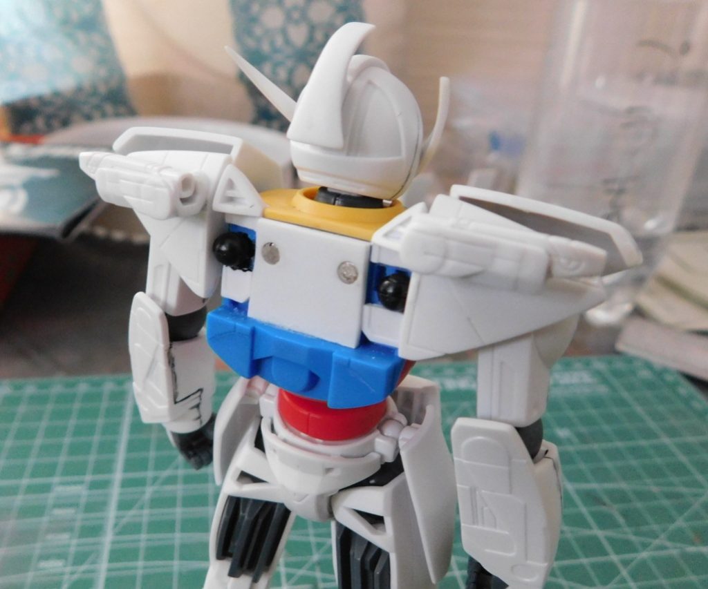 そのままでは肩が上に上がらないのでボールジョイントに変更し、ネオジム磁石を背中に付けています。