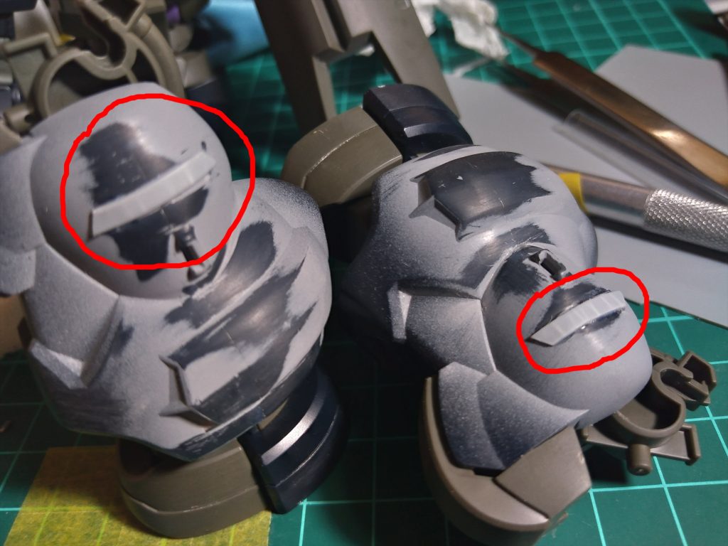 サーフェイサー吹いて、傷を確認してヤスってを繰り返し、ようやく合わせ目が落ち着いた頃には、ヤスリのせいで凹モールドが見事にすり減りまして。プラバンかぶせて凸モールドで誤魔化し作戦。…これもある意味ディティールアップだから良シ！その身をもって色々練習台となるのだ、ディランザくん。