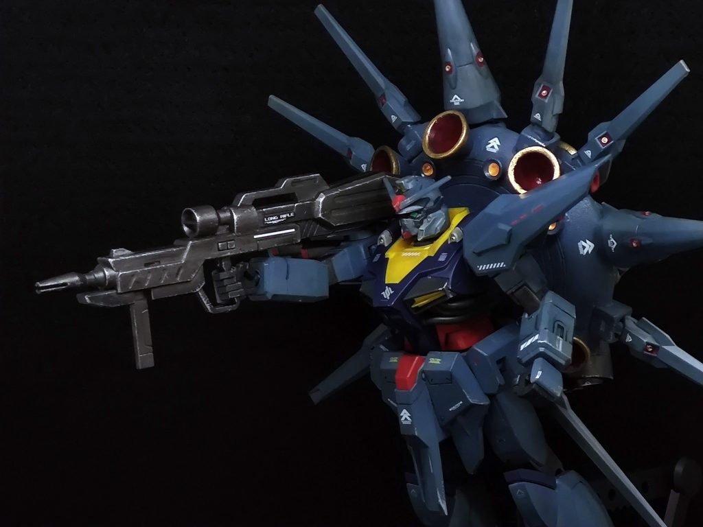 改修は機動性向上と攻撃力強化を狙っています。バーニア全開で前方に突撃しつつ、ザコはドラグーンで処理して、標的をメインビームライフルで狙い撃つ、一撃離脱方法が良いかなと思います。