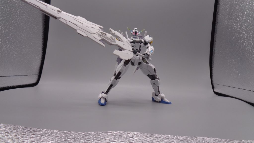 純白の機体に相応しい純白の大剣です。ルブリスソードと名付けました。ビットステイヴのスラスターを機体のモーションと連動させて剣撃を強化。元がシールドなのでビームの遮断も可能です。