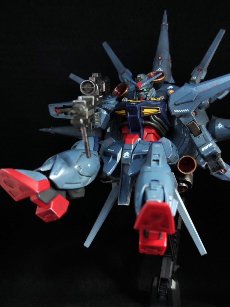 ドラグーン母体の前側にバーニアがあるので、高速で後退移動しながらビームライフルで攻撃が可能です。(たぶん・・・)