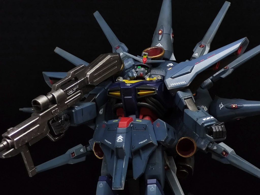 左手のお馴染みの武器(シールド付きビームサーベル)ですが、接近戦に持ち込まない前提で外しています。