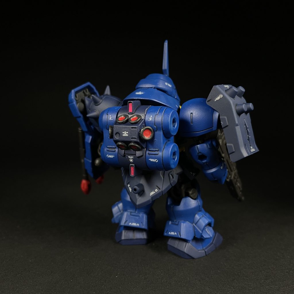 成形色がやや水色の近い青色だったので、インディーブルーでリペイント。