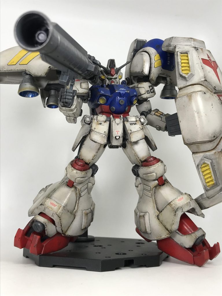 GP02ってカッコいい写真を撮るのがムズイ…特に立ち姿はどうしてもカッコ良くとれなくて…私にしては珍しい武器構えポーズ…😨ちなみに…アトミックバズーカは装備させる予定無かったので…あまり汚してません