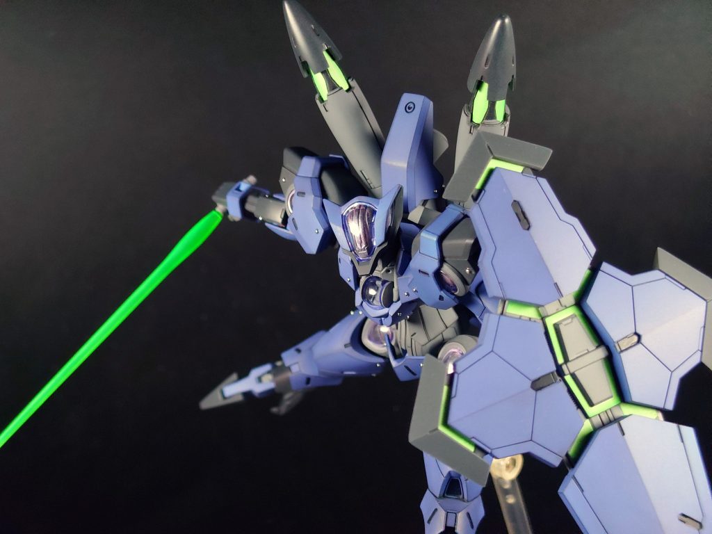 暗いグレーはメカサフスーパーヘヴィ関節などの明るいグレーはメカサフライトパープルはガイアのヘキサバイオレットグリーンや内部メカのパープルは蛍光カラーを使用差し色のシルバーは4アーティストマーカースーパースムースクリアーでツヤを統一してパステルでシャドウを入れてます。