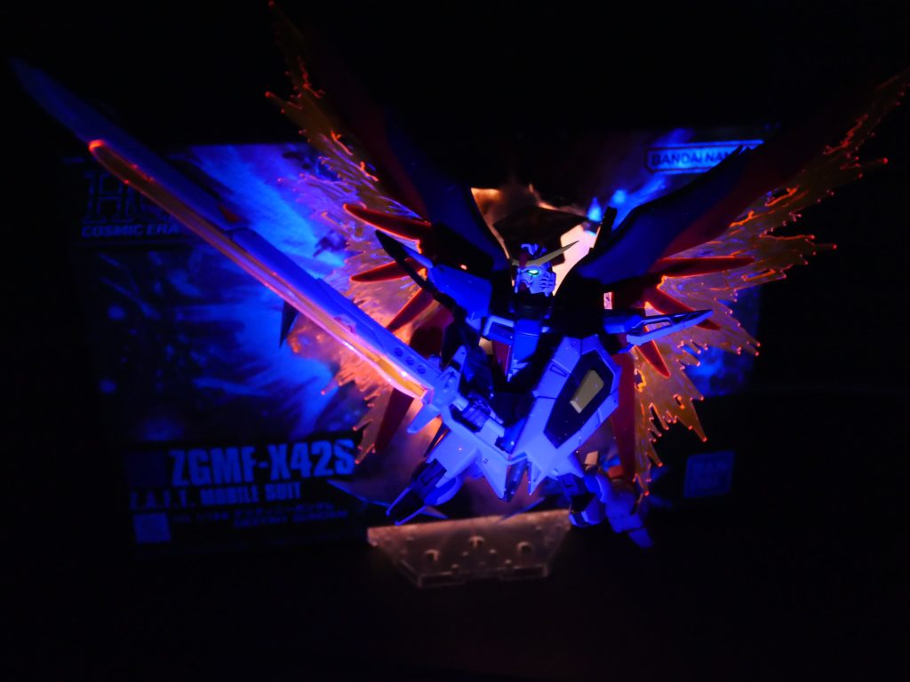 また、目だけ蛍光グリーンで塗装したのでブラックライトを当てれば（微妙に）発光します。 