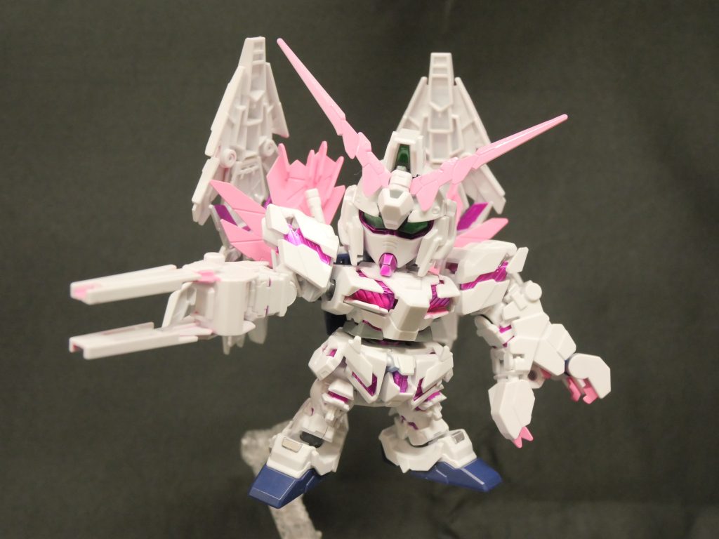 塗料はMr.ホビーのピンクとガンダムマーカーのメタリックピンク