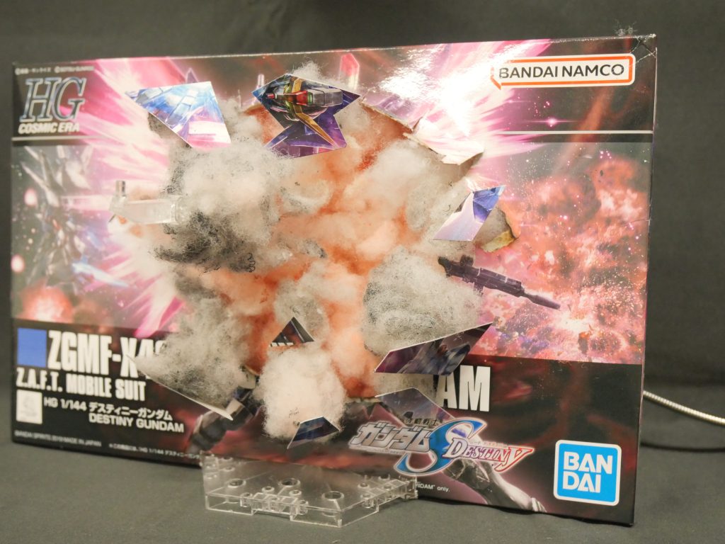 箱は一部を切り取って中に綿を詰め込み、爆発で飛び散ってるように作ってみました。