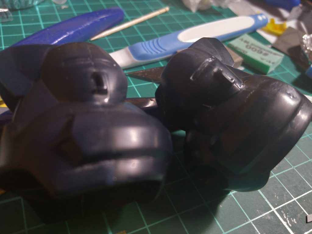 基本的な塗装は過去５体で段々上達してきた気がしますが、まだまだやった事の無い工程が多いので、今回のテーマは工作力、と決める。そんな訳で合わせ目消しとかも、しちゃう。ちゃんとした合わせ目消しをやるのは初めて。タミヤの白ビンでやってみたんですけど、むにゅ消し以前に、全然合わせ目の段差が残る…。結局ディランザくんのごんぶと足を、半日かけて形変わるまでヤスリました。これあとで気づいたんですけど、足の分割パーツが左右それぞれ逆で、無理やりくっつけてたんですよね（そりゃズレて段差出来る）説明書大事。