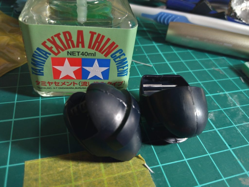 しかしこの時は、接着剤が悪いのか！？と道具のせいにして、急遽流し込みタイプの接着剤を購入。段差はさておき、こちらのが圧倒的にやりやすかったですね。