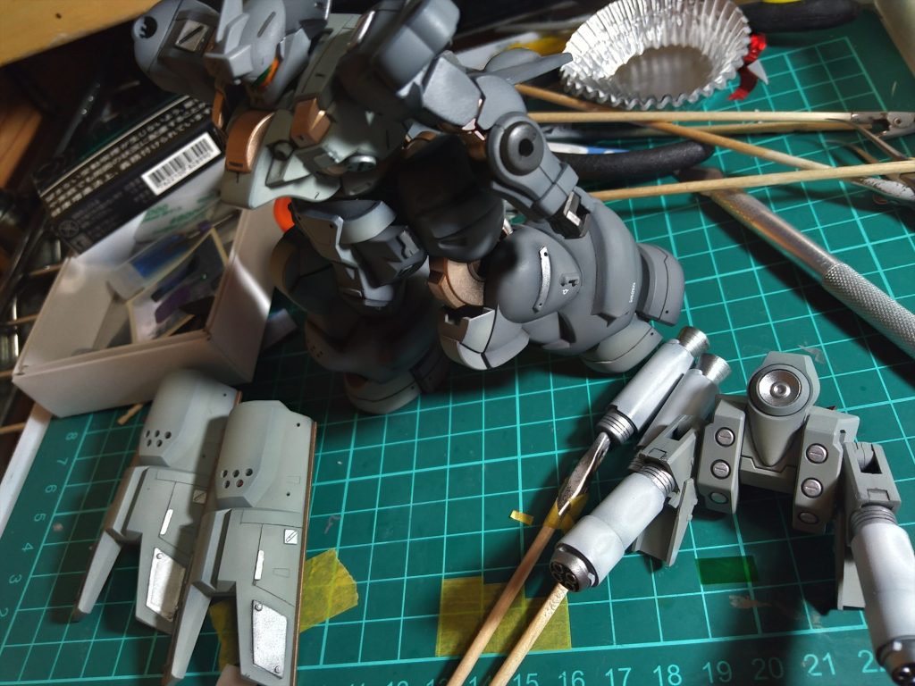 サフのグレーが気に入ったので、全部グレー系で塗ることに。グラデーションっぽいモノを付けながら、さくさく塗装。（とにかくはよアーマードコアがやりたい）今回のテーマは工作力だったので、ウェザリングにも久々の挑戦。