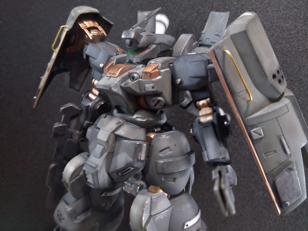 盾の両サイドにプラ板で謎の銅色の棒＆真鍮線で持ち手みたいなバーつけてみました。瞬間接着剤でやったんですけけど、これが上手くはまらなくてやたら苦戦しました。