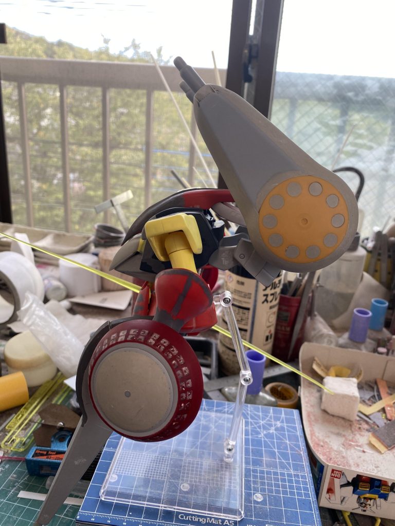 シールドはギャンのシールドを使用しつつ、真ん中の装甲はパテとプラ板で制作しました。
