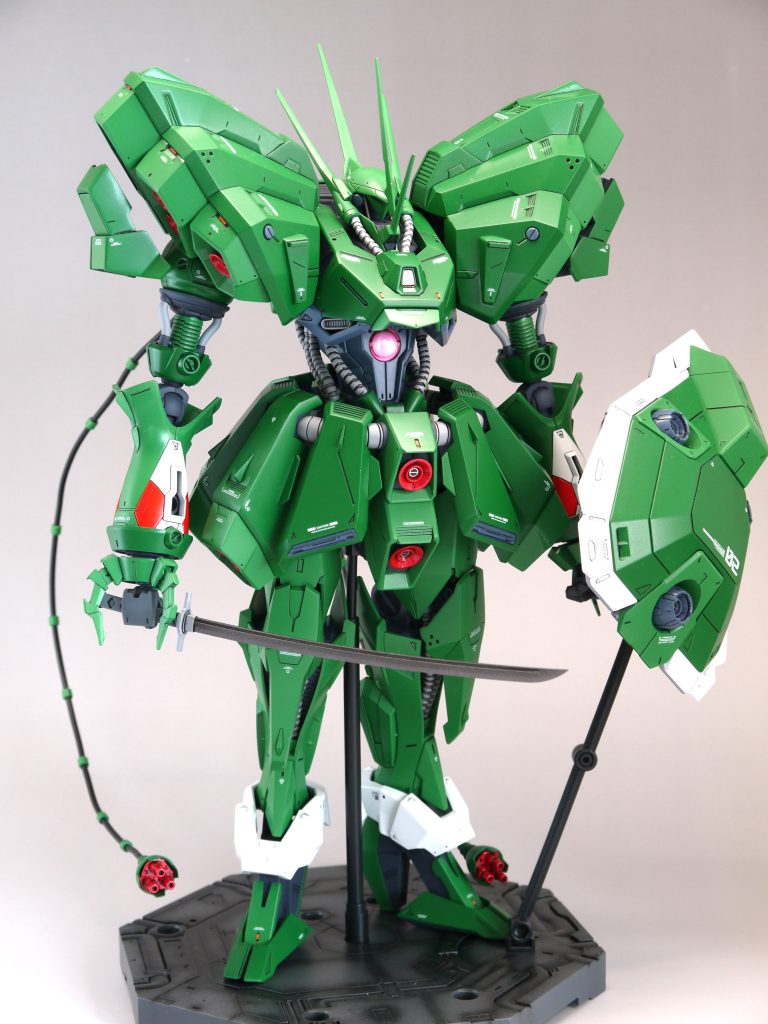 各部の関節はキットのままなので、ポージングは可能ですが、グニャグニャなので直立でのディスプレイをおすすめします。ビームサーベルの刃と、伸びた状態の腕はつくっていないのでありません。ご了承ください。