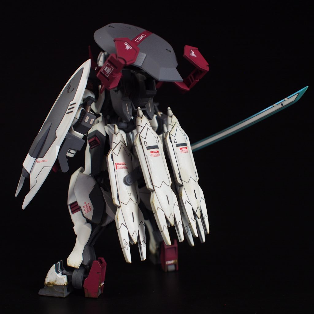 手持ち武器はシグルブレイドと複合兵装防盾システム、そして背中のシールドビット。シンプルにまとめました。また、肩アーマーは背中側に回せるようになってます。