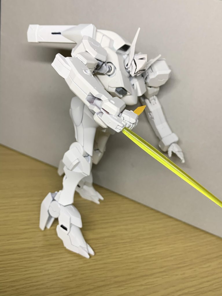 腕がルブリスソーンなので、ビームサーベルが隠れています!元のコルレルと同じくナイフ一本と油断した相手をこれで……