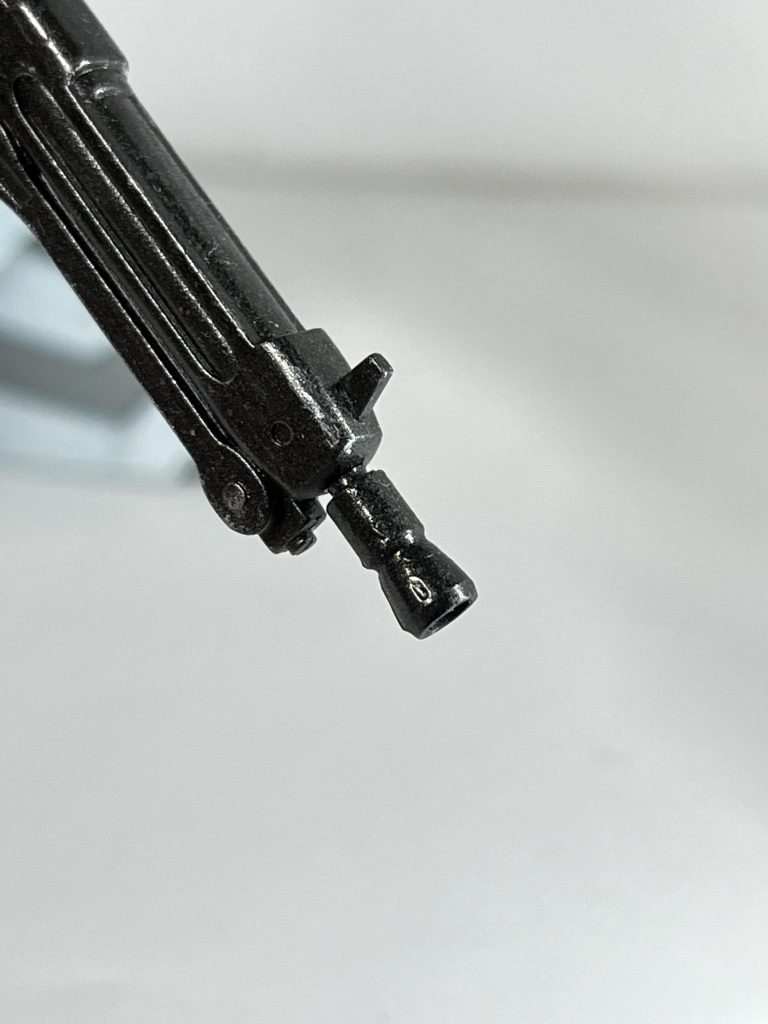 先端のフラッシュハイダーですが、ゲート処理中にデスクから落下して遂に最後まで出てこず…😢このキットにはゲルググマリーネの余剰パーツがあったので小バーニアを切り取り接着してごまかしました。意外としっくり来ているように見えますがどうでしょうか？（笑）