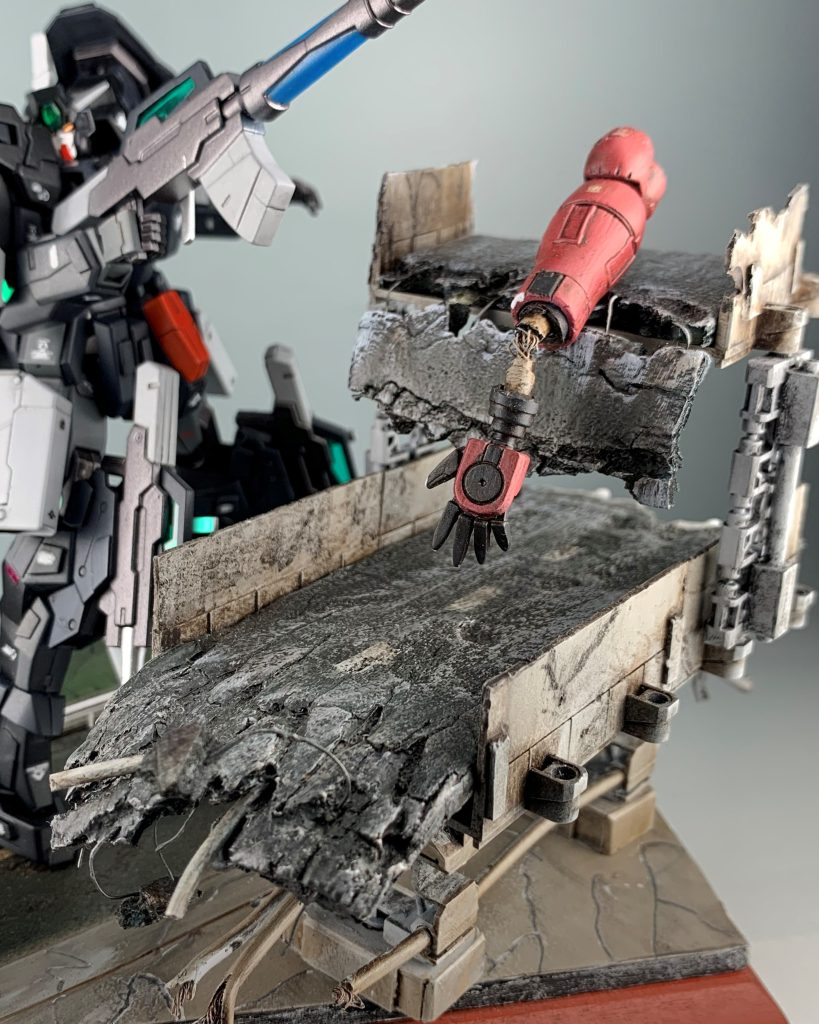 橋はよりボロボロに、ジャンクからアヘッドの腕を壊して乗っけています。あとジンクスの胴体も置いています。戦場の激しさが再現できていればうれしいです。