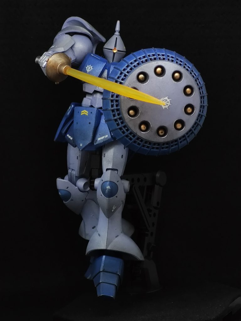 黒いアクションベースを使ってポーズを作る時は、黒背景だとベースが目立たないと言う特長があります。宇宙戦での戦いはこんな感じなのかもしれませんね。