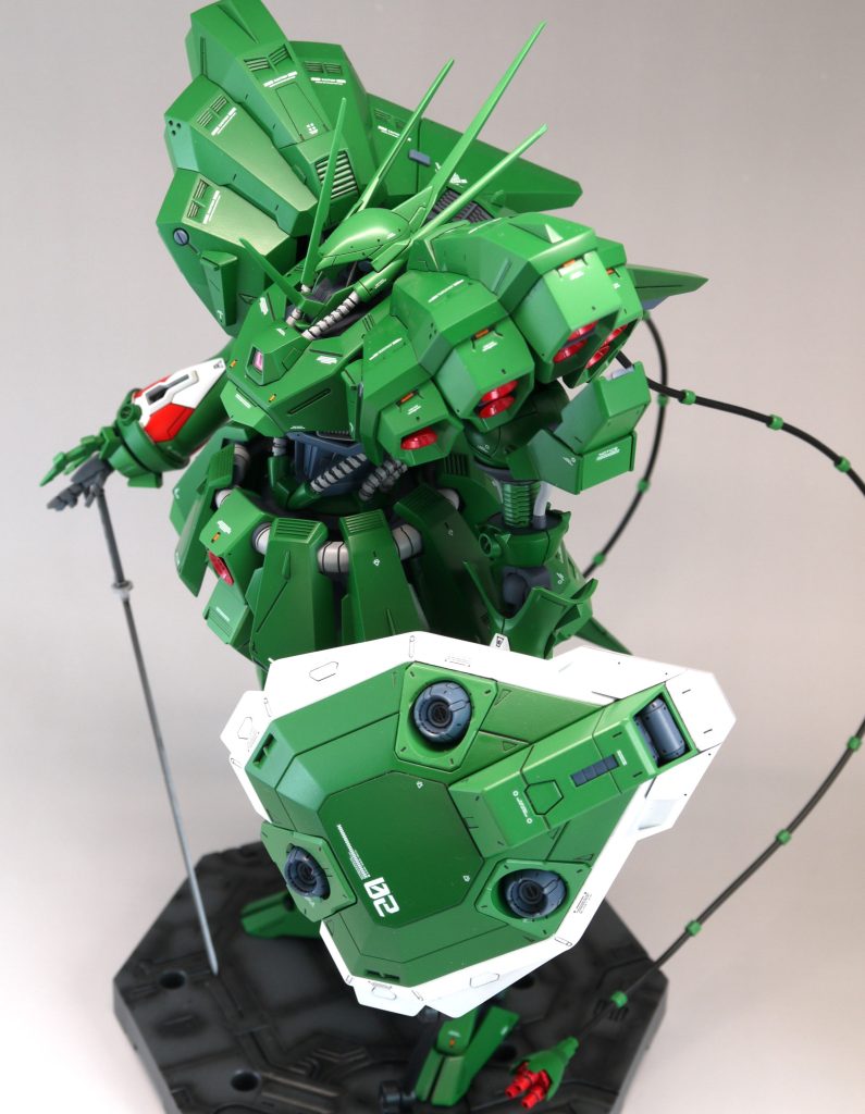 スタイルはモーターヘッドっぽく、ディテールはモビルスーツっぽくしたつもりです。大きな文字のデカールの使用はひかえました。シールドのナンバーだけです。ハンマ・ハンマの2号機、ということで「02」です。プロポーションは肩の位置変更、マスク追加、ハイヒール化しか手を加えていませんが、かなり印象が変わってくれました。