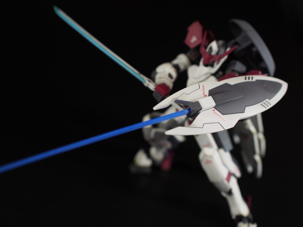 複合兵装防盾システムはHGドレッドノートのもの。さすがにザフトマークのモールドは黒瞬着で消しました。