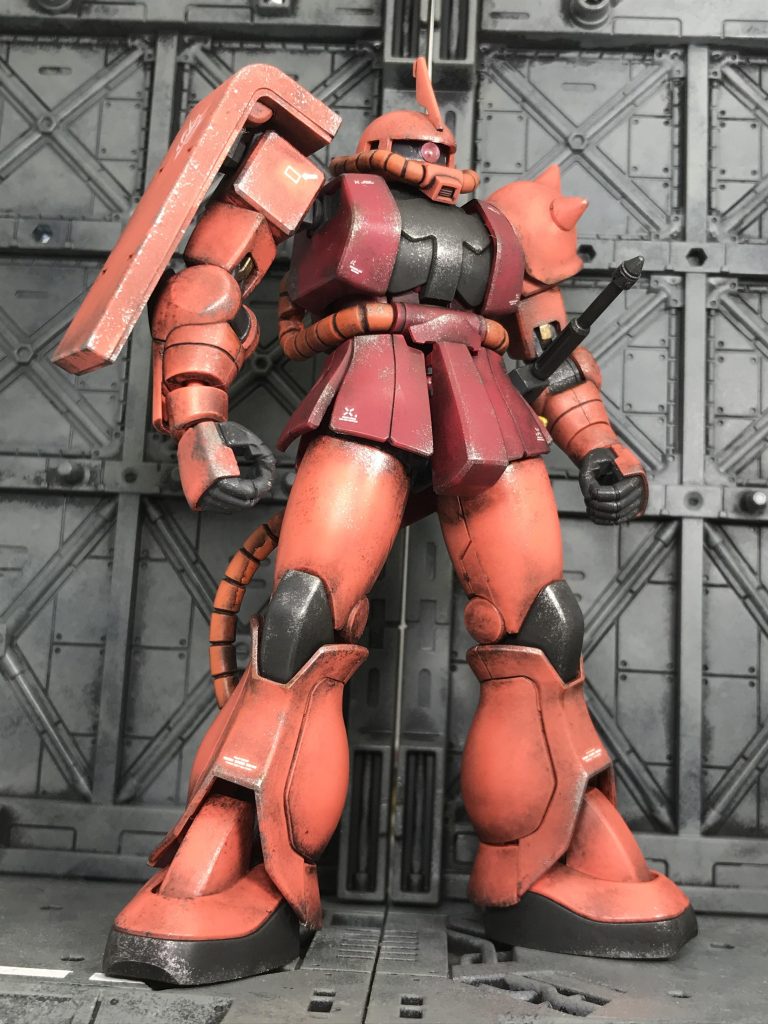 はい…量産型ザクⅡを先に汚したのですが…シャアザクは面倒になったので、汚しが適当になってます…ほぼ焼き鉄色のチッピングのみに…😨(笑)モノアイは100均デコシールを100均爪磨きで磨いたものを貼り付け