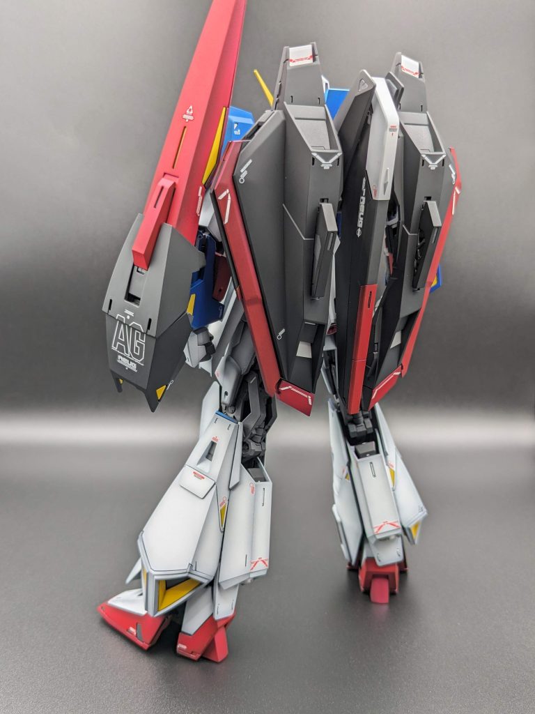・フレーム：焼鉄色 ・青赤黃パーツ：黒→シルバーでグラデーション→クリアカラー重ね ・白パーツ：ダークグレー立ち上げのグラデーション ・黒パーツ：ミッドナイトブルーをベタ塗り ・デカール：”ここ吹き出すよ＼　／マーク”は最小限 ・最後につや消しトップコート ミッドナイトブルー初めて使いましたがいい色味です