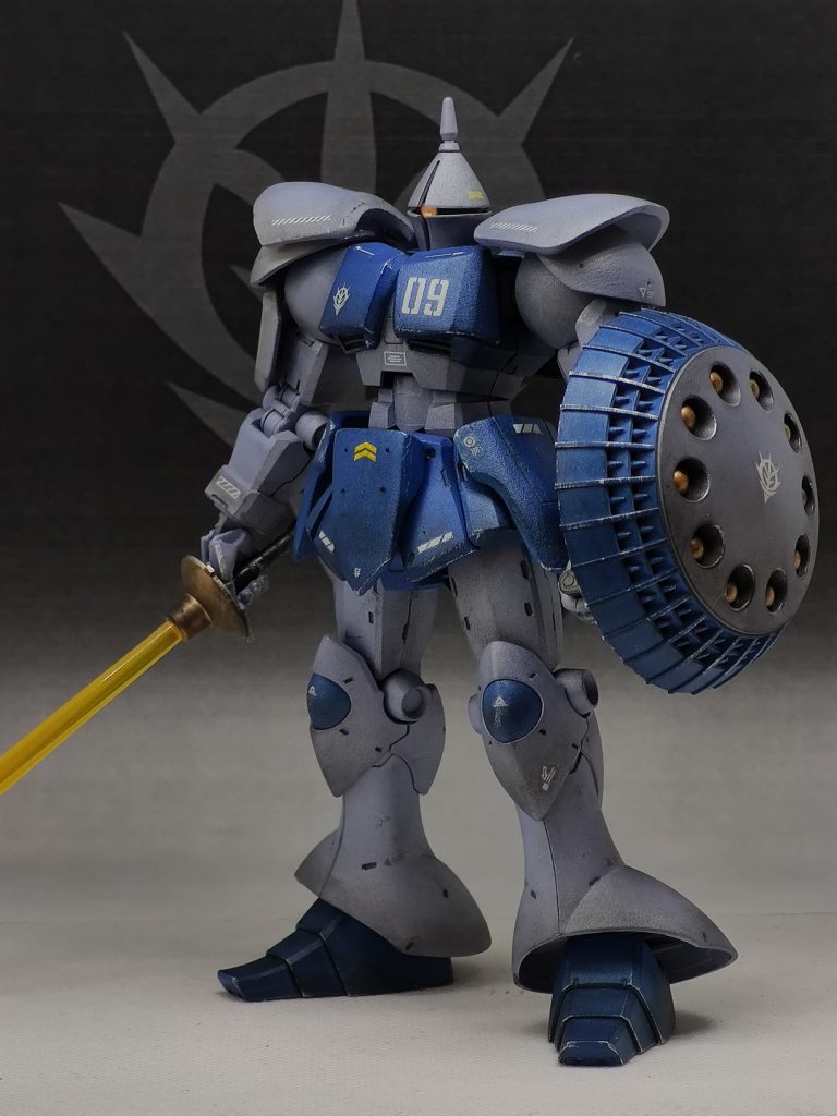 なので、白/黒の中間をとってグラデーションでやってみました。背景は白黒プリンタで出力したものなので、あまりキレイとは言えませんが。(絵的にはどうにでもなるので、ジオンのマークを入れてみました。)