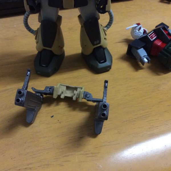 ガンダムと並行して、1/144旧キット ザクキャノンのリメイクにも取り掛かりました。ビッグガンの銃口（？）をRGザクの動力パイプの余剰パーツに置き換える作業は先日終了しました。現在は、頭部のくちばしとサブカメラを中心にリメイク中です。このほか、シールドの貼り合わせ面の段差解消なども予定しています。製作中は、完成を急ぐあまり、妥協したり仕上げが中途半端になったりする部分が出てしまうのですが、最近は、それらの改修がマイブームになりつつあります。（2枚目）