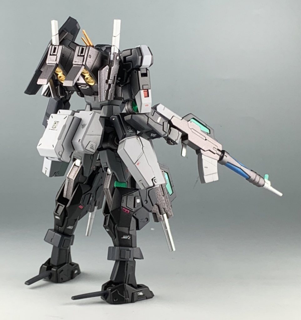 プラ板や掘り込みでディテールアップをしています。カラーリングは設定に近くなるように缶スプレーやガンダムマーカーを用いてグレーの5色を再現しています。