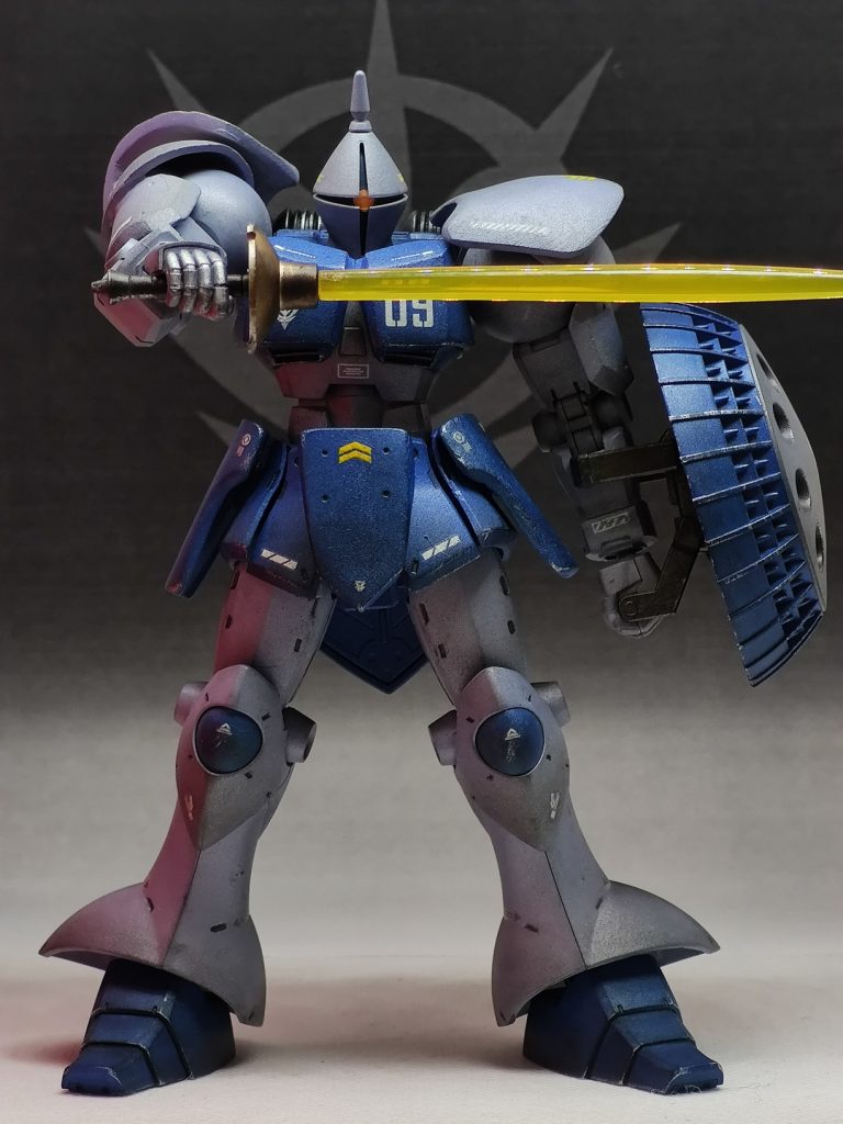 これはちょっとやり過ぎで、照明位置と背景のマークのせいで機体の輪郭がはっきりしない感じになっていますね。