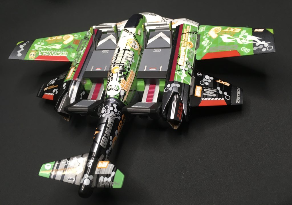 カラーリングのモチーフはアドステラの幾つ前かも不明な西暦2022年、地球で行われていたと言うカーレースの記録より。…って、そもそもそんな超古代文明の媒体が読めてそれをわざわざ機体デザインに取り入れる、なんて話がおかしいんですけどね。 (^_^;)