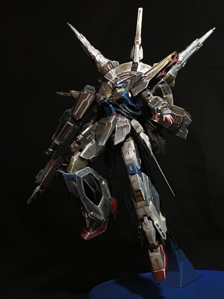 単体でぐるりとプロヴィデンスはグレーの色のイメージですが自分的にはシルバーの方が自分のイメージに近いのでシルバーベースで左側はハイライトに右側はシャドウを入れて陰と陽を出して塗装しました。