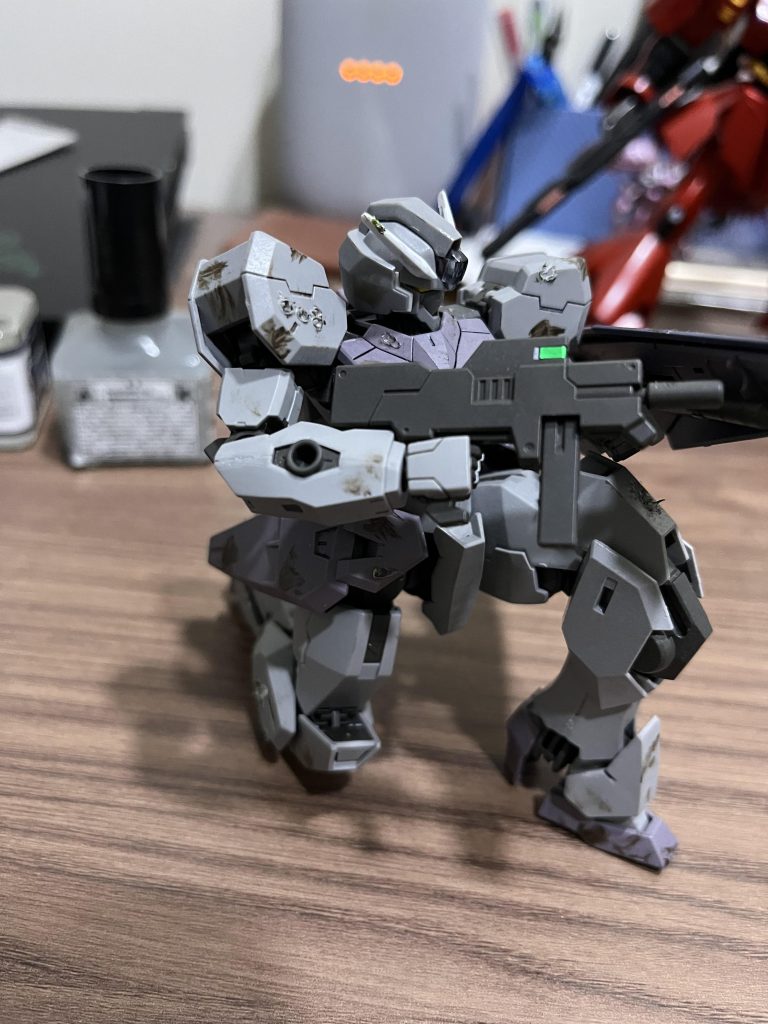 別角度で(背景片付けるの忘れてた💦)本当は汚し塗装だけで終えようと思ったのですがちょうどいい工具が家にあったのでついダメージ加工試して見たところ、これが予想以上に様になってて嬉しい誤算でした。使用したのは3Dプリントペンです弾痕やサーベルのダメージ表現がいい感じだと思いますがいかがでしょう？