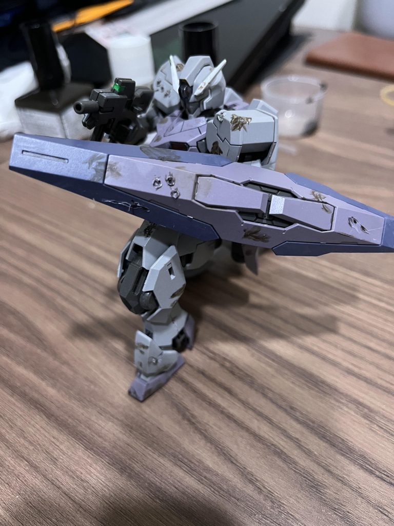 初投稿になりますm(_ _)m水星の魔女で久しぶりにガンプラを作ってみました。昔は学生時代で素組みとせいぜい軽くスミ入れでトップコートすらなしでしたが、せっかくなので軽くウェザリング塗装とダメージ加工にも手を出してみることに。ウェザリングはMrウェザリングカラーを使用してます。見た目もカッコよく値段もお手軽なガンヴォルヴァは練習や思いついたことのトライに最適ですね！