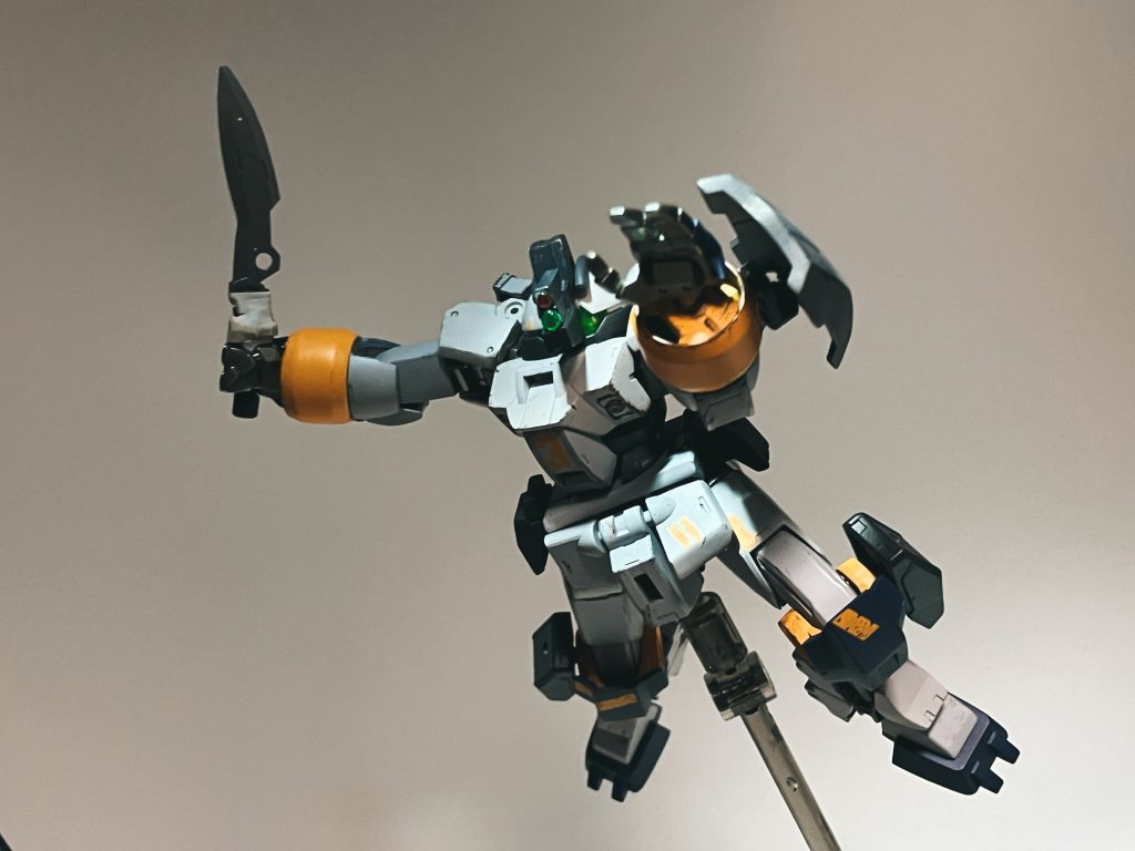 近接武器は敢えてはマチェット。30MMの武器パーツから拝借。マスキングテープに白サフ吹いてマチェットに巻き付けてます。なんか傭兵は傭兵でも少し泥臭い感出したかったのでこんな感じにしました。