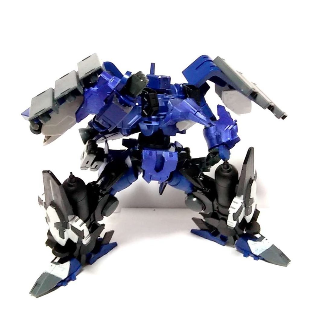 武装なし状態とにかくマッシブな機体です。肩と膝のシールドが特徴。