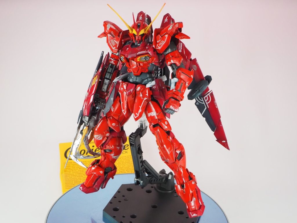 待機状態は比較的大人しめで、ウイングの形態からレイダーを想起させますね。