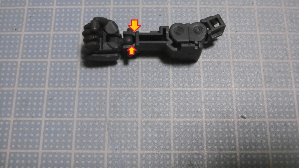 手首は武器持ち手と左平手しか無く、チェーンソー装備で持たせる物も無くなり、かといって適当なグリップを持たせたり埋めても不自然なので「HGBC ビルドハンズ丸型Lサイズ」の握り拳へ変更。ポン付けしただけですが正確には軸受けとサイズは合ってなく、無理に差し込んだからか根元が白化しています。調整すると緩くなったり保持できなくなる恐れから、加工せずそのままに。付け替えもしないので。交換して使う場合ポン付けはあまりお勧めできませんね。