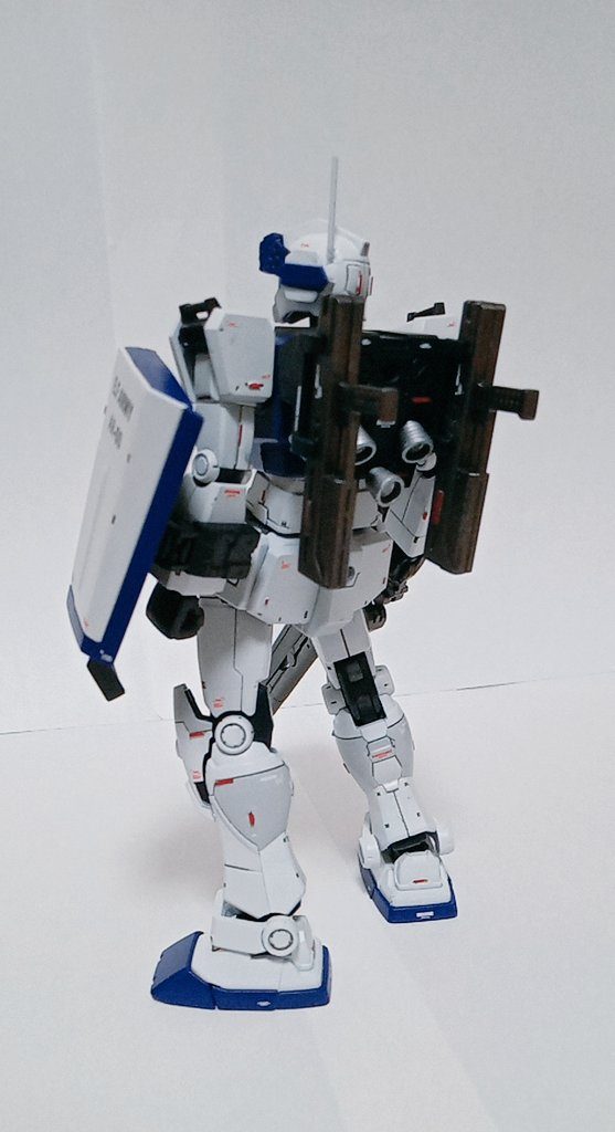 バックパックにはハンドガンをマウントしてます。