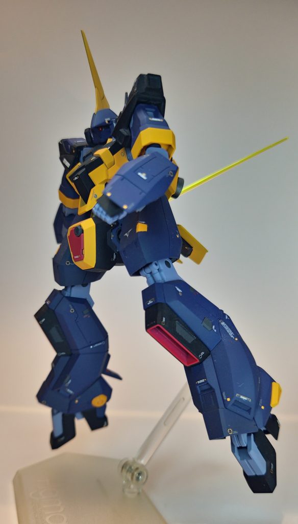 ゲームでなぜか逆手持ちになり印象的に