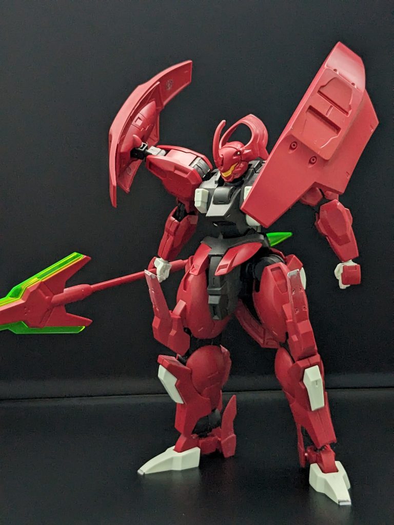 塗装前の状態。頭部バルカンの付替、角とリング(?)のエッジ出し、肩の後フィンの加工とシールド裏のモールド加工、つま先、ヒザの延長。殆どしても分からない…いや何もしなくても元からカッコ良い。