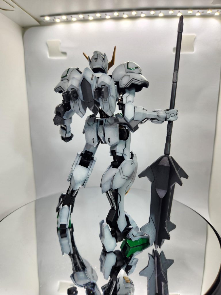 全部品で下地に黒サフを吹き、外装は白、青部品はメタリックなグレー、黄部品は金、赤部品は銀→クリアグリーン、といった具合で塗装しています。バックショットカッコいいです。