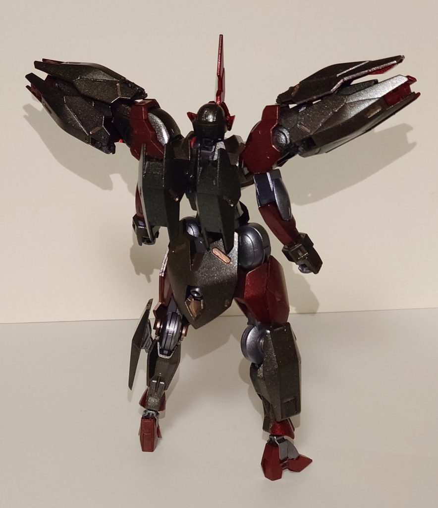 背面から。バックパックは肩に載っけてるブレイサーの余りパーツで新造してます。バックパックの付け根もブレイサーを浮かせるパーツを加工したモノを利用。肩から二の腕はベギルペンデのモノを持ってきてます。単純にグラスレー社内で組み換えよう、と思って付けたのですが、ちょこっと加工したブレイサーを差し込んでみたら内側の溝に綺麗にハマり、この方向性となりました。ちなみに前腕から手首はミカエリスのモノです。ベギルペンデの前腕はミカエリスに比べて若干短かったので二の腕までとしました。拳はベギルペンデです。