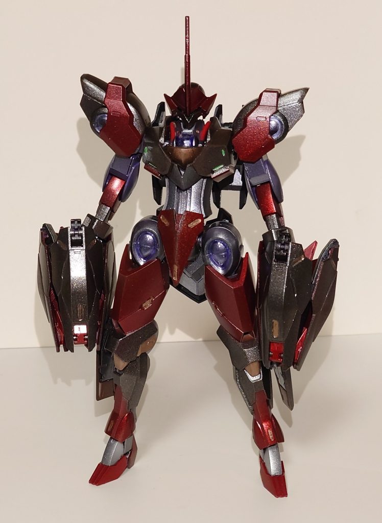 ブレイサー両手持ち。ブレイサーをどうにか両手持ちさせたくて考えた結果、磁石でくっつけることにしました。初の磁石工作です。握り手をよく見ると親指以外の第一関節〜第二関節辺りがプラでくっついているので、ソコを削りとってネオジム磁石を埋め込んでいます。ブレイサー側には本来ブレイサーを付ける手首パーツに溝を掘り、磁石を貼り付けてます。1箇所ずつ、かつ、一方は斜めになってる拳の内側なのであまり綺麗に保持ができないのは弱点です。