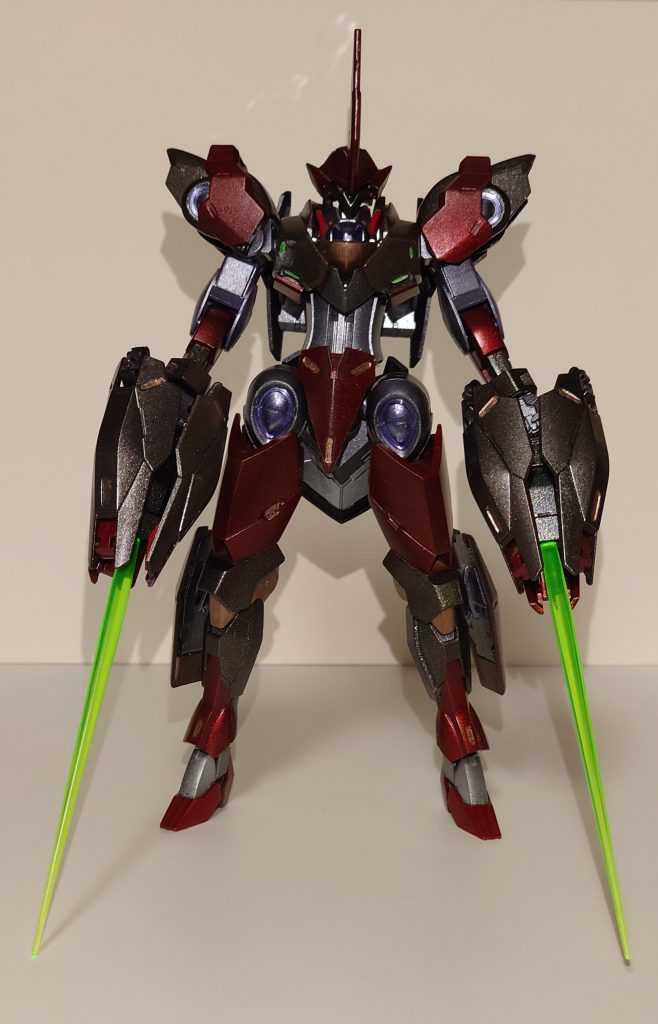 ブレイサー部分はほぼそのまま使っているので、ビームサーベル刃も付けられます。つま先を尖らせたりも考えましたが、早く仕上げたかったのでやってません。パーツの完全新造はいつかやってみたい工作です。