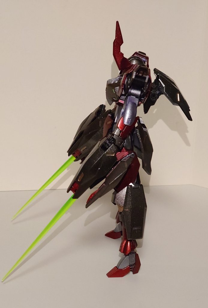 横から。バックパックの羽は持ち上げる事が出来ます。本体色は茶色っぽい黒を目指したのですがどうでしょうか。メタリックブラック的なものを吹こうかと考えていたのですが、試しに吹いてみたメタリックグレーが良い意味で隠蔽力が無かったため、マホガニーサーフェイサーの上から吹いて敢えて茶色が透けるようにしてみています。今回も突貫で作ったので制作工程は無しです。