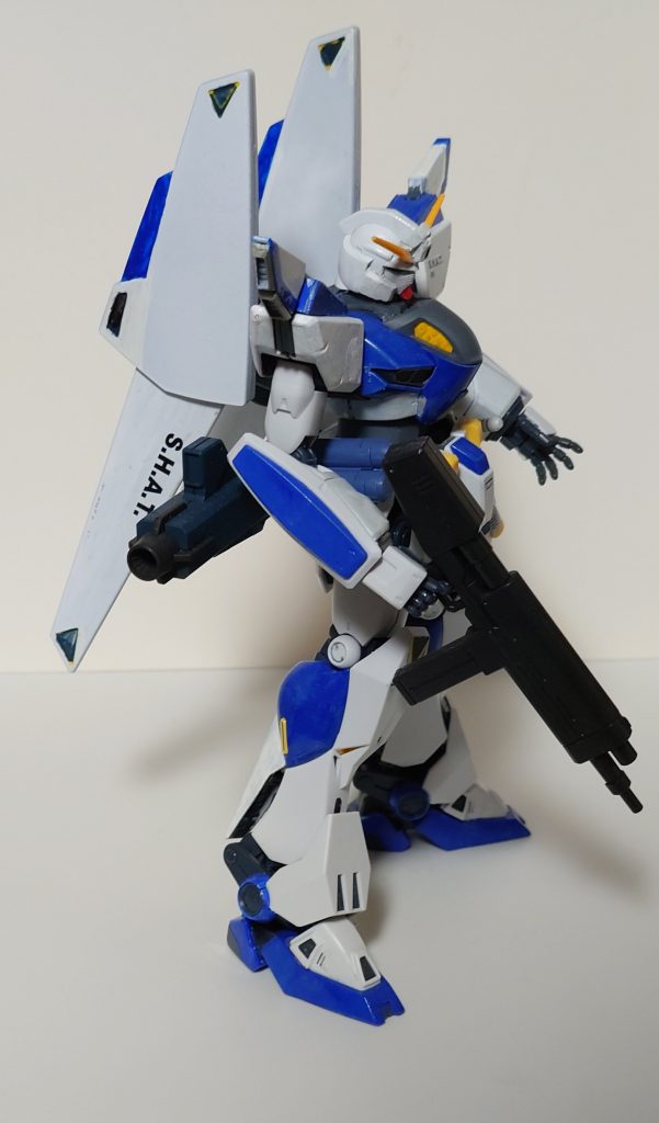 F90系で…ということでしたが、自分は火星F90だったのでどう統一感を出そうかと思案。敵方かつ紅白だったりデザインラインが全く違ったりで頭を悩ませました。F90Ⅲを作れたら面白かったんですが、技術が追いついてないので、F90Ⅲになる手前のペーパープラン機ということで後述の脳内設定をして、近い形になるようにしました。脳内設定、単純に痛く感じるかもしれませんが、工作の方向性がブレなくなるのでオススメです。