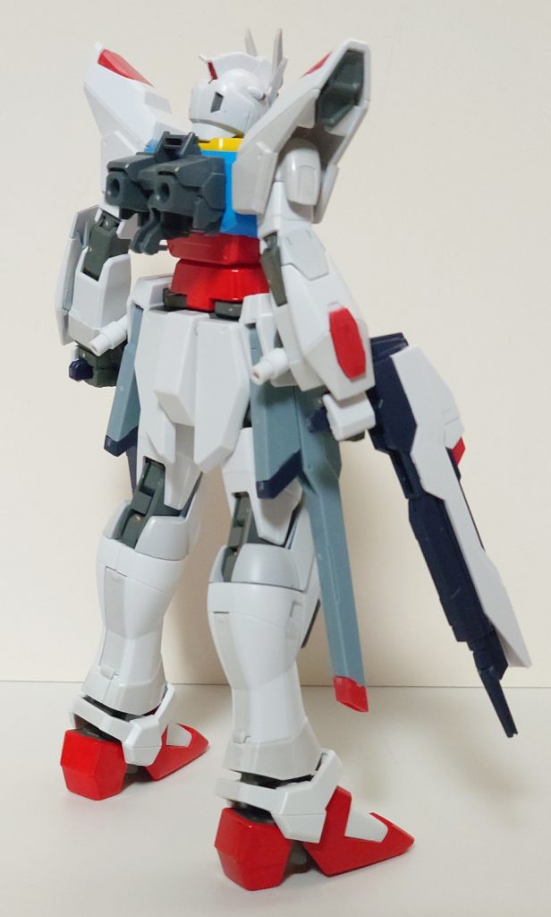 白い部分もパネルラインでさり気なく色を切り替えています。真っ白な部分、腰含む武装は無塗装です。