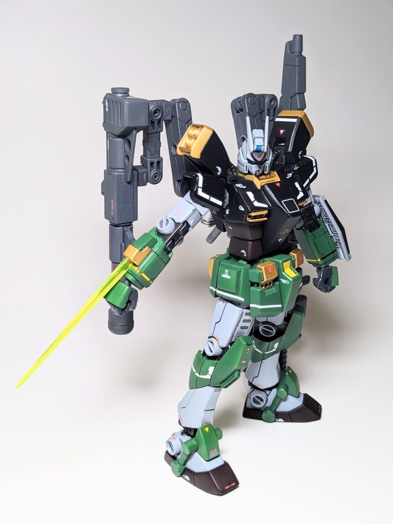 ビームサーベルで決めポーズ!イメージ通りに製作することができて満足しています。最後までお付き合いいただきありがとうございました。